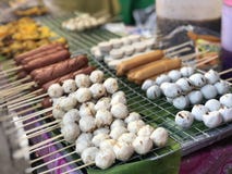 Ταϊλανδική αγορά νύχτας με τα εθνικά τρόφιμα: τηγανισμένα ψάρια, σούσια, γλυκά ρυζιού, οβελίδια, σούσια, θαλασσινά στοκ φωτογραφίες με δικαίωμα ελεύθερης χρήσης Ταϊλανδική αγορά νύχτας με τα εθνικά τρόφιμα: τηγανισμένα ψάρια, σούσια, γλυκά ρυζιού, οβελίδια, σούσια, θαλασσινά στοκ φωτογραφίες με δικαίωμα ελεύθερης χρήσης