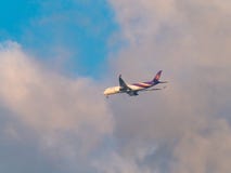 Ταϊλανδικό airbus A350-941 αεÏογÏαμμών εναÎÏιων διαδÏόμων από το Îτουμπάι στ στοκ φωτογραφίες Ταϊλανδικό airbus A350-941 αεÏογÏαμμών εναÎÏιων διαδÏόμων από το Îτουμπάι στ στοκ φωτογραφίες