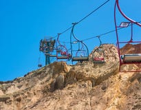 Τελεφερίκ πέρα από τους απότομους βράχους Στοκ φωτογραφίες με δικαίωμα ελεύθερης χρήσης Τελεφερίκ πέρα από τους απότομους βράχους Στοκ φωτογραφίες με δικαίωμα ελεύθερης χρήσης