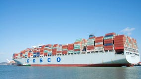 ΤΕΛΕΙΌΤΗΤΑ φορτηγών πλοίων COSCO που αναχωρεί ο λιμένας του Όουκλαντ στοκ φωτογραφία με δικαίωμα ελεύθερης χρήσης ΤΕΛΕΙΌΤΗΤΑ φορτηγών πλοίων COSCO που αναχωρεί ο λιμένας του Όουκλαντ στοκ φωτογραφία με δικαίωμα ελεύθερης χρήσης