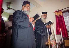 Τελετουργικά θέρμανσης σπιτιών στη Ορθόδοξη Εκκλησία του Κεράλα Malankara - οι ιερείς προσεύχονται για τη Βουλή στοκ εικόνες Τελετουργικά θέρμανσης σπιτιών στη Ορθόδοξη Εκκλησία του Κεράλα Malankara - οι ιερείς προσεύχονται για τη Βουλή στοκ εικόνες