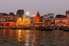 Τελετουργικό πλύσης το πρωί στον ποταμό/το Varanasi του Γάγκη στοκ εικόνες Τελετουργικό πλύσης το πρωί στον ποταμό/το Varanasi του Γάγκη στοκ εικόνες