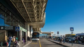 Τελικές αναχώρηση και άφιξη αερολιμένων του Μιλάνου στοκ εικόνες Τελικές αναχώρηση και άφιξη αερολιμένων του Μιλάνου στοκ εικόνες