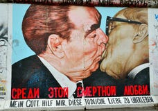 Τεμάχιο της έκθεσης στοών ανατολικών πλευρών, τείχος του Βερολίνου, Γερμανία στοκ εικόνα με δικαίωμα ελεύθερης χρήσης Τεμάχιο της έκθεσης στοών ανατολικών πλευρών, τείχος του Βερολίνου, Γερμανία στοκ εικόνα με δικαίωμα ελεύθερης χρήσης