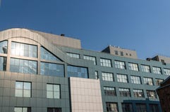 Τεμάχιο της πρόσοψης ενός σύγχρονου κτιρίου γραφείων με τα πανοραμικά παράθυρα στοκ φωτογραφία Τεμάχιο της πρόσοψης ενός σύγχρονου κτιρίου γραφείων με τα πανοραμικά παράθυρα στοκ φωτογραφία