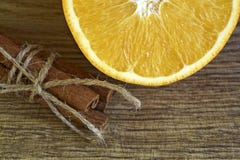 Τεμαχισμένα φρέσκα ραβδιά πορτοκαλιών και κανέλας στοκ φωτογραφία με δικαίωμα ελεύθερης χρήσης Τεμαχισμένα φρέσκα ραβδιά πορτοκαλιών και κανέλας στοκ φωτογραφία με δικαίωμα ελεύθερης χρήσης