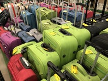 Τεράστια επιλογή των διαφορετικών χρωματισμένων βαλιτσών για το ταξίδι στο κατάστημα στοκ εικόνα Τεράστια επιλογή των διαφορετικών χρωματισμένων βαλιτσών για το ταξίδι στο κατάστημα στοκ εικόνα