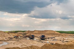 Τεράστιος digger στο λατομείο για τη μεταλλεία εξαγωγής άμμου στοκ εικόνα με δικαίωμα ελεύθερης χρήσης Τεράστιος digger στο λατομείο για τη μεταλλεία εξαγωγής άμμου στοκ εικόνα με δικαίωμα ελεύθερης χρήσης
