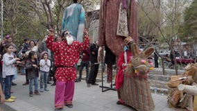 Τεχεράνη, Ιράν - 2019-04-03 - δίκαιη ψυχαγωγία 7 οδών - σκετς 4 παιδιών απόθεμα βίντεο Τεχεράνη, Ιράν - 2019-04-03 - δίκαιη ψυχαγωγία 7 οδών - σκετς 4 παιδιών απόθεμα βίντεο