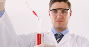 Τεχνικός εργαστηρίων που ελέγχει το δείγμα αίματος στο σωλήνα Τεχνικός εργαστηρίων που ελέγχει το δείγμα αίματος στο σωλήνα