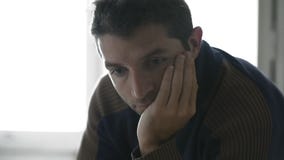 τηλεοπτικό χέρι 24 fps - κρατημένος πυροβοληθείς κοντά επάνω νεαρός άνδρας που φαίνεται στο σπίτι πιεσμένος φιλμ μικρού μήκους τηλεοπτικό χέρι 24 fps - κρατημένος πυροβοληθείς κοντά επάνω νεαρός άνδρας που φαίνεται στο σπίτι πιεσμένος φιλμ μικρού μήκους