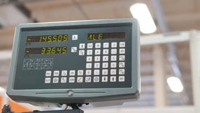 Τηλεχειρισμός LCD για τη μηχανή στο βιομηχανικό εργοστάσιο κατασκευής απόθεμα βίντεο Τηλεχειρισμός LCD για τη μηχανή στο βιομηχανικό εργοστάσιο κατασκευής απόθεμα βίντεο