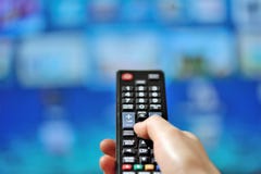 Τηλεχειρισμός TV χεριών δείχνοντας στοκ φωτογραφίες με δικαίωμα ελεύθερης χρήσης Τηλεχειρισμός TV χεριών δείχνοντας στοκ φωτογραφίες με δικαίωμα ελεύθερης χρήσης