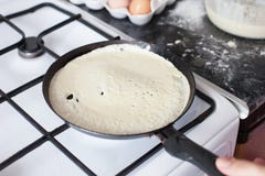 Τηγανίτες τηγανητών γυναικών στις παραδοσιακές ρωσικές διακοπές καρναβάλι Maslenitsa Shrovetide στοκ φωτογραφία με δικαίωμα ελεύθερης χρήσης Τηγανίτες τηγανητών γυναικών στις παραδοσιακές ρωσικές διακοπές καρναβάλι Maslenitsa Shrovetide στοκ φωτογραφία με δικαίωμα ελεύθερης χρήσης