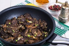 Τηγανισμένα άγρια μανιτάρια με το κρεμμύδι στο τηγάνι στοκ φωτογραφίες με δικαίωμα ελεύθερης χρήσης Τηγανισμένα άγρια μανιτάρια με το κρεμμύδι στο τηγάνι στοκ φωτογραφίες με δικαίωμα ελεύθερης χρήσης