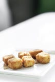 Τηγανισμένα πολτοποίηση τετραγωνικά croquettes απλό χορτοφάγο δευτερεύον DIS πατατών Στοκ Φωτογραφία Τηγανισμένα πολτοποίηση τετραγωνικά croquettes απλό χορτοφάγο δευτερεύον DIS πατατών Στοκ Φωτογραφία