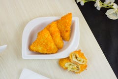 Τηγανισμένο Risoles ή το risol είναι ινδονησιακά παραδοσιακά τρόφιμα οδών στοκ εικόνα με δικαίωμα ελεύθερης χρήσης Τηγανισμένο Risoles ή το risol είναι ινδονησιακά παραδοσιακά τρόφιμα οδών στοκ εικόνα με δικαίωμα ελεύθερης χρήσης