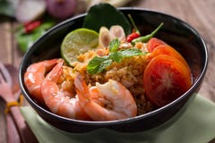 Τηγανισμένο ρύζι με τις γαρίδες, tom yum γεύση, δημοφιλή ταϊλανδικά τρόφιμα Στοκ Φωτογραφίες Τηγανισμένο ρύζι με τις γαρίδες, tom yum γεύση, δημοφιλή ταϊλανδικά τρόφιμα Στοκ Φωτογραφίες