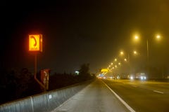 Τηλέφωνο έκτακτης ανάγκης εστίασης επάνω εκτός από του αυτοκινητόδρομου τηλέφωνο SOS στο δευτερεύοντα τρόπο στοκ εικόνα με δικαίωμα ελεύθερης χρήσης Τηλέφωνο έκτακτης ανάγκης εστίασης επάνω εκτός από του αυτοκινητόδρομου τηλέφωνο SOS στο δευτερεύοντα τρόπο στοκ εικόνα με δικαίωμα ελεύθερης χρήσης