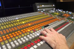 Τηλεοπτικός switcher παραγωγής ραδιοφωνικής μετάδοσης στοκ φωτογραφίες με δικαίωμα ελεύθερης χρήσης Τηλεοπτικός switcher παραγωγής ραδιοφωνικής μετάδοσης στοκ φωτογραφίες με δικαίωμα ελεύθερης χρήσης