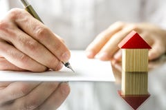 Την άτομο που υπογράφει μια σύμβαση κατά αγορά ενός καινούργιου σπιτιού Την άτομο που υπογράφει μια σύμβαση κατά αγορά ενός καινούργιου σπιτιού