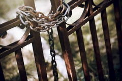 Την παλαιά εγκαταλειμμένη πύλη από μια σκουριασμένη αλυσίδα κλείνει στοκ εικόνες με δικαίωμα ελεύθερης χρήσης Την παλαιά εγκαταλειμμένη πύλη από μια σκουριασμένη αλυσίδα κλείνει στοκ εικόνες με δικαίωμα ελεύθερης χρήσης