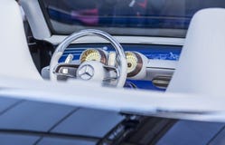 Τιμόνι της Mercedes - αυτοκίνητα και αυτοκινητικό σχέδιο Exh έννοιας στοκ εικόνα Τιμόνι της Mercedes - αυτοκίνητα και αυτοκινητικό σχέδιο Exh έννοιας στοκ εικόνα