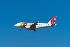 Το airbus 319 της Πορτογαλίας βρυσών προσγειώνεται στον αερολιμένα της Μαδρίτης Barajas στοκ εικόνες Το airbus 319 της Πορτογαλίας βρυσών προσγειώνεται στον αερολιμένα της Μαδρίτης Barajas στοκ εικόνες