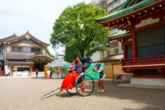 Το asakusa-Jinja των λαρνάκων Asakusa είναι η λάρνακα Shinto Ο οδηγός δίτροχων χειραμαξών κάνει τη φωτογραφία Παράδοση και νεωτερ στοκ φωτογραφίες Το asakusa-Jinja των λαρνάκων Asakusa είναι η λάρνακα Shinto Ο οδηγός δίτροχων χειραμαξών κάνει τη φωτογραφία Παράδοση και νεωτερ στοκ φωτογραφίες