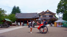 Το asakusa-Jinja των λαρνάκων Asakusa είναι η λάρνακα Shinto Οδηγός δίτροχων χειραμαξών Ιαπωνικό ζεύγος στη δίτροχο χειράμαξα στη στοκ φωτογραφίες Το asakusa-Jinja των λαρνάκων Asakusa είναι η λάρνακα Shinto Οδηγός δίτροχων χειραμαξών Ιαπωνικό ζεύγος στη δίτροχο χειράμαξα στη στοκ φωτογραφίες