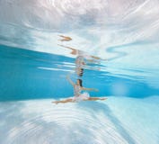 Το Ballerina χορεύει κάτω από το νερό και κάνει το σπάγγο στοκ φωτογραφίες Το Ballerina χορεύει κάτω από το νερό και κάνει το σπάγγο στοκ φωτογραφίες