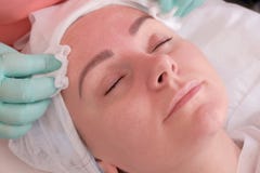 Το Beautician σκουπίζει υγρό σκουπίζει το πρόσωπο μιας γυναίκας Να καθαρίσει και ενυδάτωση του δέρματος Ομορφιά και υγεία στο ινσ στοκ φωτογραφίες με δικαίωμα ελεύθερης χρήσης Το Beautician σκουπίζει υγρό σκουπίζει το πρόσωπο μιας γυναίκας Να καθαρίσει και ενυδάτωση του δέρματος Ομορφιά και υγεία στο ινσ στοκ φωτογραφίες με δικαίωμα ελεύθερης χρήσης