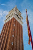 Το Belltower του σημαδιού Αγίου και της ενετικής σημαίας στοκ φωτογραφίες Το Belltower του σημαδιού Αγίου και της ενετικής σημαίας στοκ φωτογραφίες
