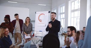 Το 'brainstorming' και η συζήτηση στο σύγχρονο πίνακα επιχειρησιακού σεμιναρίου γραφείων, ευτυχείς multiethnic συνάδελφοι λειτουρ απόθεμα βίντεο Το 'brainstorming' και η συζήτηση στο σύγχρονο πίνακα επιχειρησιακού σεμιναρίου γραφείων, ευτυχείς multiethnic συνάδελφοι λειτουρ απόθεμα βίντεο