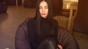 Το Brunette κάθεται σε μια έδρα και εξετάζει το τηλέφωνο φιλμ μικρού μήκους Το Brunette κάθεται σε μια έδρα και εξετάζει το τηλέφωνο φιλμ μικρού μήκους