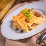 Το Cannelloni με κομματιάζει την πλήρωση και τις κάπαρες στοκ φωτογραφία με δικαίωμα ελεύθερης χρήσης Το Cannelloni με κομματιάζει την πλήρωση και τις κάπαρες στοκ φωτογραφία με δικαίωμα ελεύθερης χρήσης