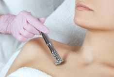 Το cosmetologist κάνει τη διαδικασία Microdermabrasion του δέρματος decollete στοκ φωτογραφίες Το cosmetologist κάνει τη διαδικασία Microdermabrasion του δέρματος decollete στοκ φωτογραφίες