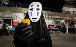 Το Cosplayer δεν έντυσε ως ` κανένα πρόσωπο ` από ` εύψυχο μακριά ` στοκ φωτογραφίες Το Cosplayer δεν έντυσε ως ` κανένα πρόσωπο ` από ` εύψυχο μακριά ` στοκ φωτογραφίες