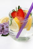 Το Detox αρωμάτισε το νερό με το λεμόνι, το αγγούρι και τη φράουλα στο άσπρο υπόβαθρο με την ιώδη και ξύλινη διακόσμηση τρόφιμα έ στοκ εικόνες Το Detox αρωμάτισε το νερό με το λεμόνι, το αγγούρι και τη φράουλα στο άσπρο υπόβαθρο με την ιώδη και ξύλινη διακόσμηση τρόφιμα έ στοκ εικόνες