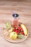 Το Detox καθαρίζει τα συστατικά καταφερτζήδων ποτών, φρούτων και μούρων Φυσικός, οργανικός υγιής χυμός για τη διατροφή απώλειας β στοκ εικόνες με δικαίωμα ελεύθερης χρήσης Το Detox καθαρίζει τα συστατικά καταφερτζήδων ποτών, φρούτων και μούρων Φυσικός, οργανικός υγιής χυμός για τη διατροφή απώλειας β στοκ εικόνες με δικαίωμα ελεύθερης χρήσης