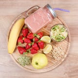 Το Detox καθαρίζει τα συστατικά καταφερτζήδων ποτών, φρούτων και μούρων Φυσικός, οργανικός υγιής χυμός για τη διατροφή απώλειας β στοκ εικόνες Το Detox καθαρίζει τα συστατικά καταφερτζήδων ποτών, φρούτων και μούρων Φυσικός, οργανικός υγιής χυμός για τη διατροφή απώλειας β στοκ εικόνες