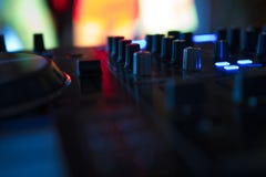 Το DJ αναμιγνύει τη διαδρομή στο νυχτερινό κέντρο διασκέδασης στο κόμμα με τους χορεύοντας ανθρώπους στο υπόβαθρο θαμπάδων Στοκ Εικόνες Το DJ αναμιγνύει τη διαδρομή στο νυχτερινό κέντρο διασκέδασης στο κόμμα με τους χορεύοντας ανθρώπους στο υπόβαθρο θαμπάδων Στοκ Εικόνες