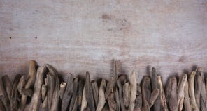 Το Driftwood στο ξύλινο υπόβαθρο, διακόσμηση, θαλάσσια στοιχεία, θάλασσα αντιτίθεται με το διάστημα αντιγράφων για το κείμενό σας στοκ εικόνες με δικαίωμα ελεύθερης χρήσης Το Driftwood στο ξύλινο υπόβαθρο, διακόσμηση, θαλάσσια στοιχεία, θάλασσα αντιτίθεται με το διάστημα αντιγράφων για το κείμενό σας στοκ εικόνες με δικαίωμα ελεύθερης χρήσης