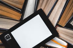 Το eBook με μια άσπρη οθόνη βρίσκεται στα ανοικτά πολύχρωμα βιβλία που βρίσκονται σε ένα σκοτεινό υπόβαθρο, κινηματογράφηση σε πρ στοκ εικόνα Το eBook με μια άσπρη οθόνη βρίσκεται στα ανοικτά πολύχρωμα βιβλία που βρίσκονται σε ένα σκοτεινό υπόβαθρο, κινηματογράφηση σε πρ στοκ εικόνα