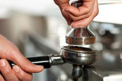 το espresso barista προετοιμάζεται στοκ εικόνα το espresso barista προετοιμάζεται στοκ εικόνα