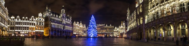 Το Grote markt τοποθετεί σε ένα υψηλό πανόραμα καθορισμού των Βρυξελλών Βέλγιο βραδιού Χριστουγέννων στοκ εικόνα Το Grote markt τοποθετεί σε ένα υψηλό πανόραμα καθορισμού των Βρυξελλών Βέλγιο βραδιού Χριστουγέννων στοκ εικόνα