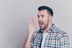 Το Hey, ακούει εδώ! Πορτρέτο του κατά το ήμισυ γυρισμένου καυκάσιου, γενειοφόρου μΑ στοκ φωτογραφία με δικαίωμα ελεύθερης χρήσης Το Hey, ακούει εδώ! Πορτρέτο του κατά το ήμισυ γυρισμένου καυκάσιου, γενειοφόρου μΑ στοκ φωτογραφία με δικαίωμα ελεύθερης χρήσης