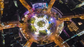 Το Hyperlapse timelapse που κινείται πηγαίνει σωστή εγκύκλιος της κυκλοφορίας πόλεων νύχτας στη διασταύρωση κυκλικής κυκλοφορίας φιλμ μικρού μήκους Το Hyperlapse timelapse που κινείται πηγαίνει σωστή εγκύκλιος της κυκλοφορίας πόλεων νύχτας στη διασταύρωση κυκλικής κυκλοφορίας φιλμ μικρού μήκους