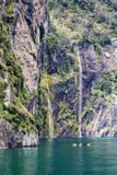Το Kayakers απολαμβάνει το τοπίο και τους καταρράκτες του ήχου Milford, μια από τη Νέα Ζηλανδία ` s οι περισσότεροι δημοφιλείς τό στοκ εικόνες με δικαίωμα ελεύθερης χρήσης Το Kayakers απολαμβάνει το τοπίο και τους καταρράκτες του ήχου Milford, μια από τη Νέα Ζηλανδία ` s οι περισσότεροι δημοφιλείς τό στοκ εικόνες με δικαίωμα ελεύθερης χρήσης