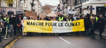 Το Marche χύνει την επίδειξη διαμαρτυρίας LE Climat Μάρτιος στο γαλλικό stre στοκ φωτογραφίες με δικαίωμα ελεύθερης χρήσης Το Marche χύνει την επίδειξη διαμαρτυρίας LE Climat Μάρτιος στο γαλλικό stre στοκ φωτογραφίες με δικαίωμα ελεύθερης χρήσης